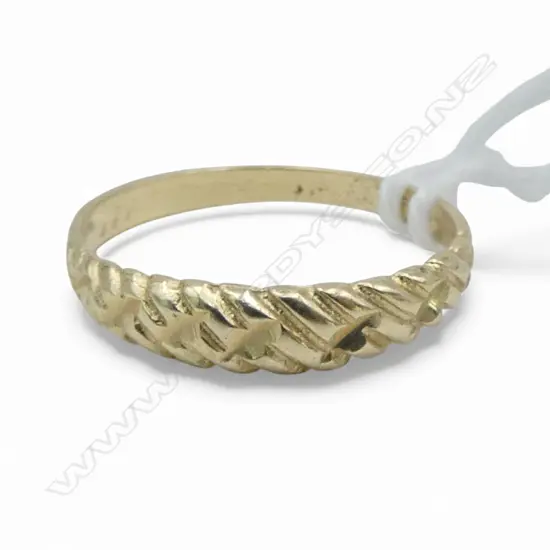14ct GOLD ENGRAVED TOP RING size M 1.42gms