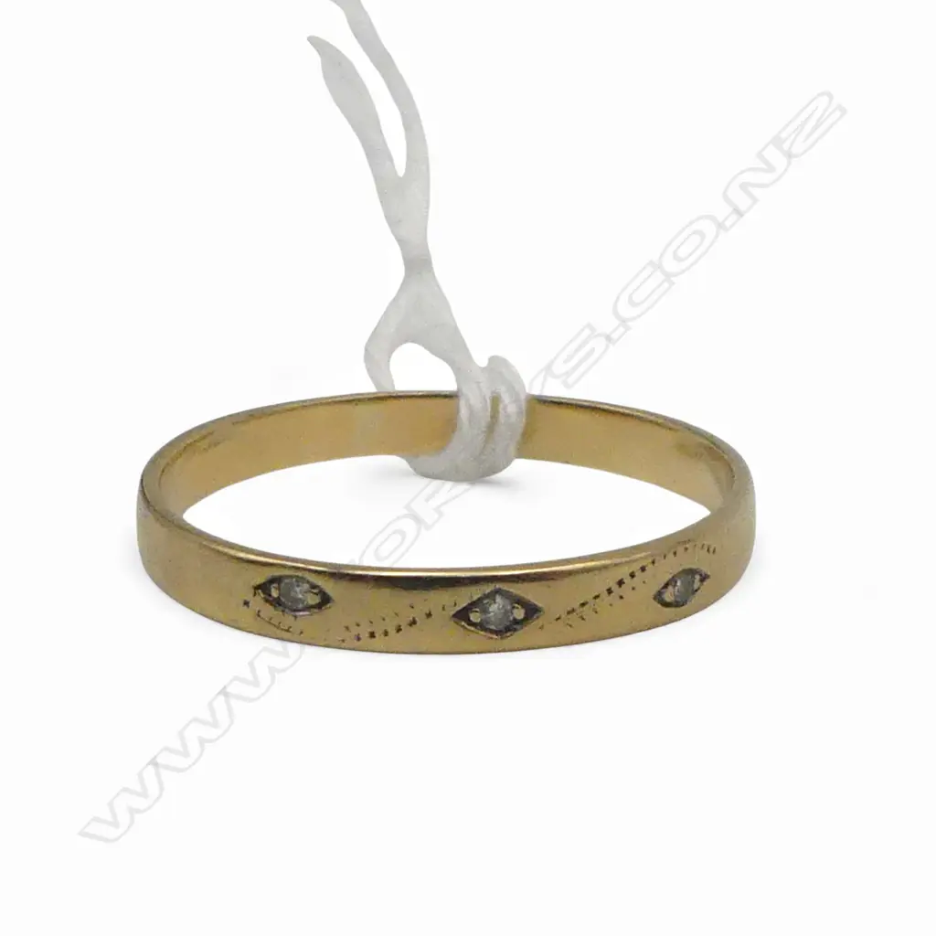9ct GOLD & 3 SMALL DIAMOND BAND RING 1.5gms SIZE R1/2 Image 1++
