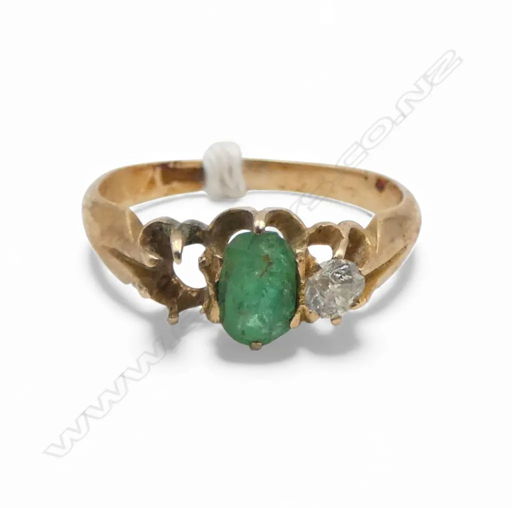9ct EMERALD & DIAMOND RING faults 2.94gms Shank split Image 1++