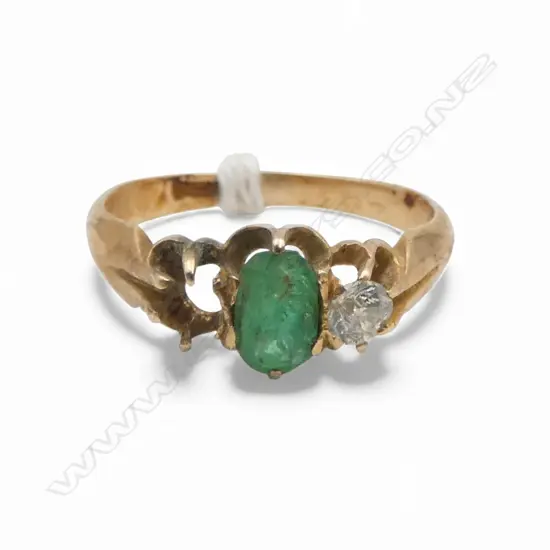 9ct EMERALD & DIAMOND RING faults 2.94gms Shank split