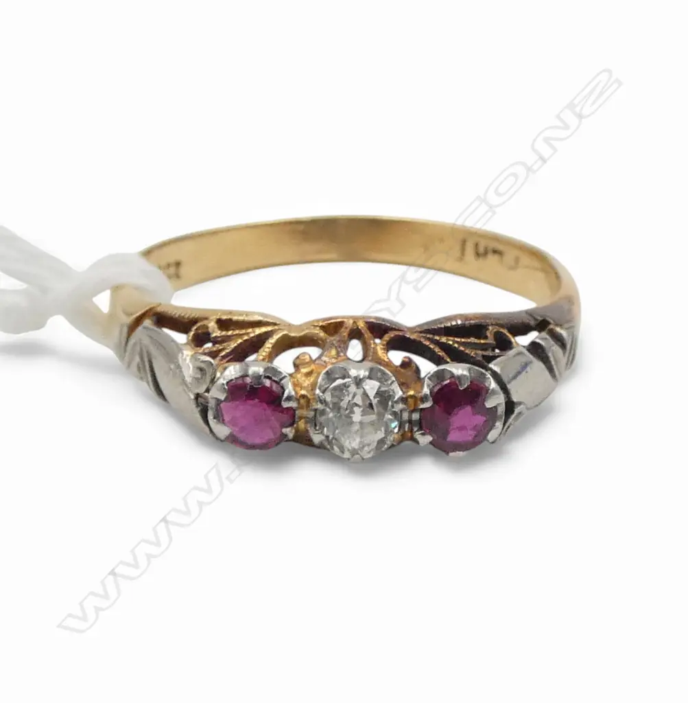 VINTAGE 18ct GOLD RUBY & DIAMOND 3 STONE RING 2.66gms SIZE Q Image 1++