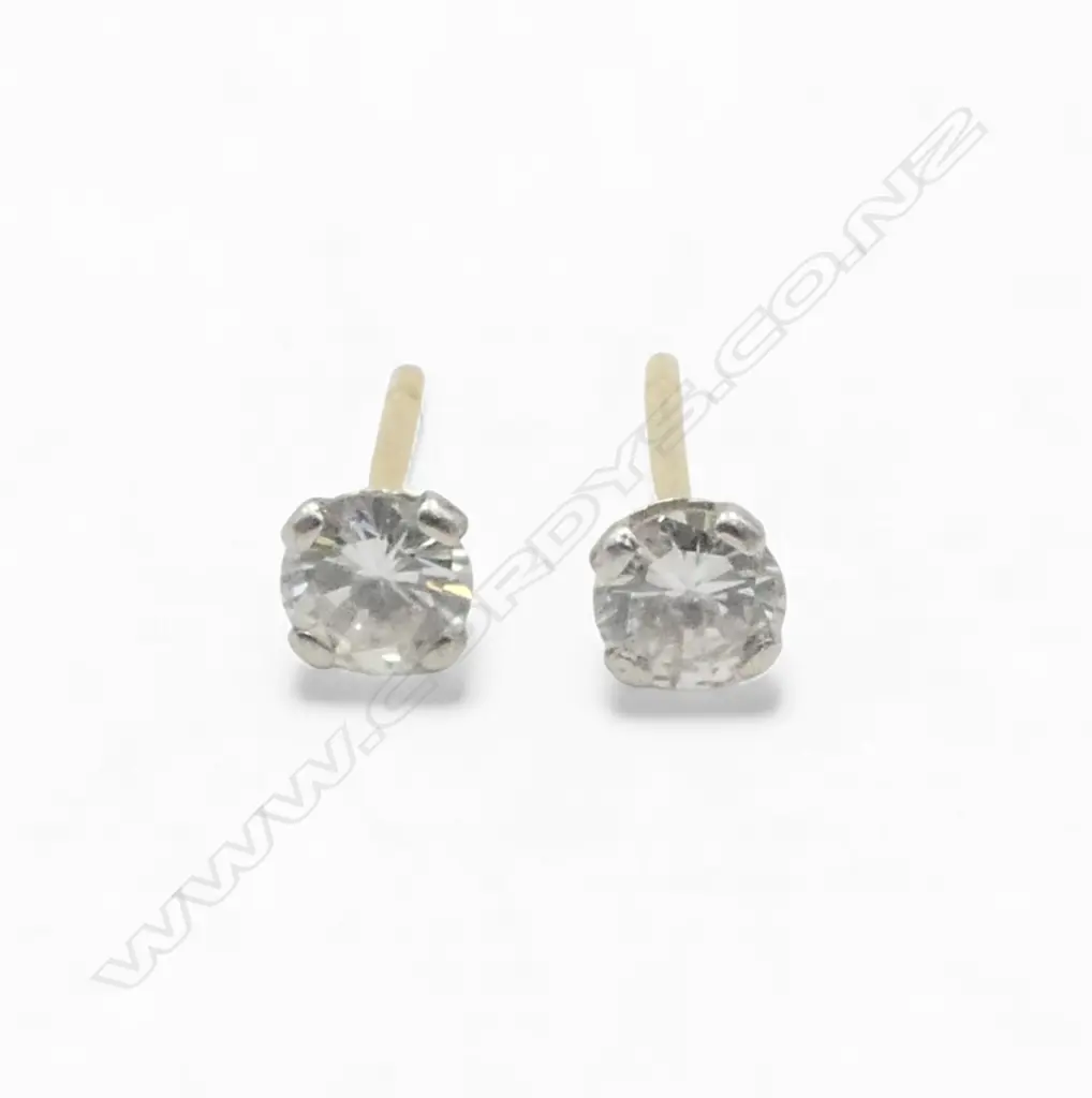18ct GOLD & DIAMOND PAIR OF SOLITAIRE EARRINGS approx. 0.20ct each Image 1++