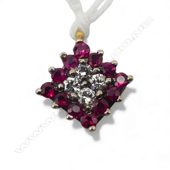 18ct YELLOW GOLD RUBY & DIAMOND CLUSTER PENDANT diamond form 1.86gms ONE RUBY A/F
