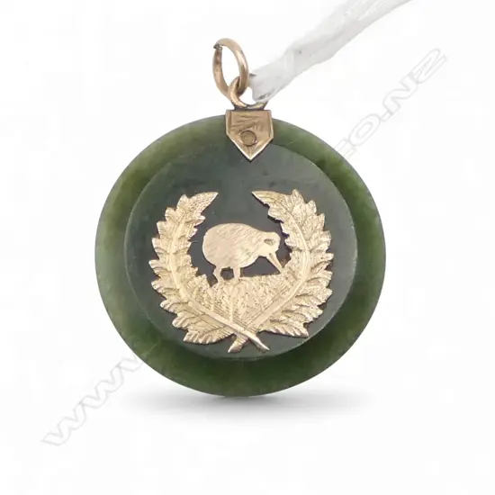 c.1900 POUNAMU & 9ct GOLD PENDANT with kiwi & fern wreath. Dia.26mm