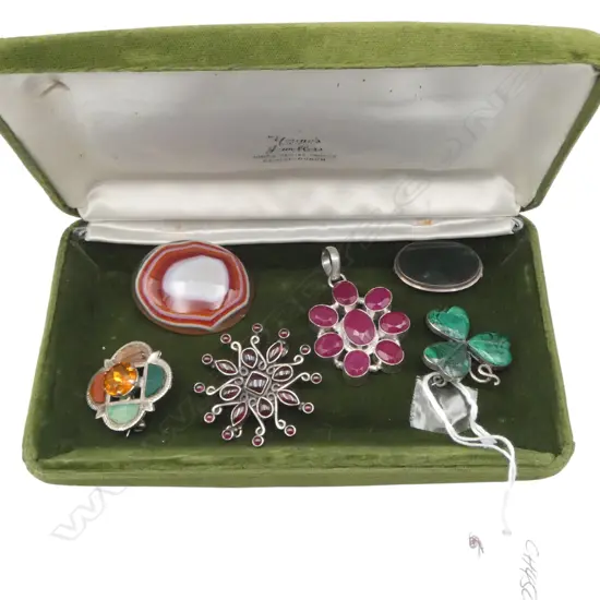 BOX OF 6 GEM SET VINTAGE BROOCHES: Scottish w agates & cairngorm + malachite + pounamu etc