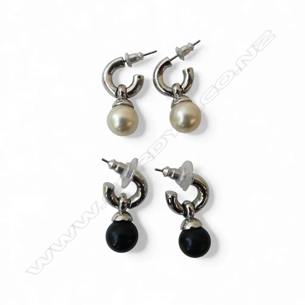 2 PRS PEARL STYLE SILVER PLATED EARRINGS Image 1++