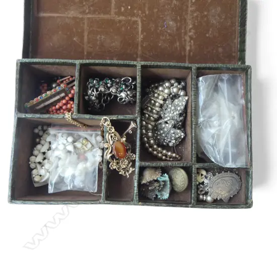 JEWELLERY BOX w. ASST COSTUME JEWELLERY