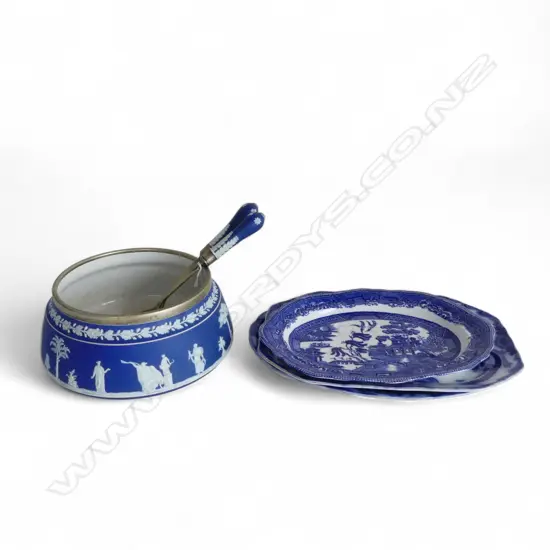 3 B/W ASHETS W.335mm, WEDGWOOD BLUE JASPERWARE BOWL & PR SERVERS