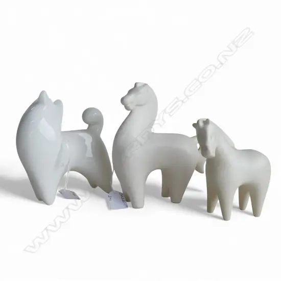 3 JAPANESE MID CENTURY CERAMIC FIGURINES, 2 HORSES & DOG, H.170 x 150mm (tallest)