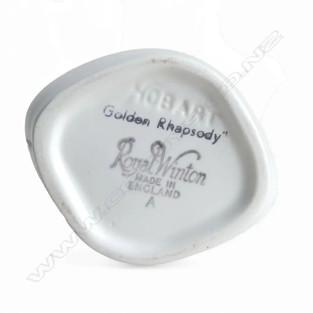 2 R/WINTON GILT ON WHITE VASES 160MM & SHORTER WHITE BASKET VASE Image 1++