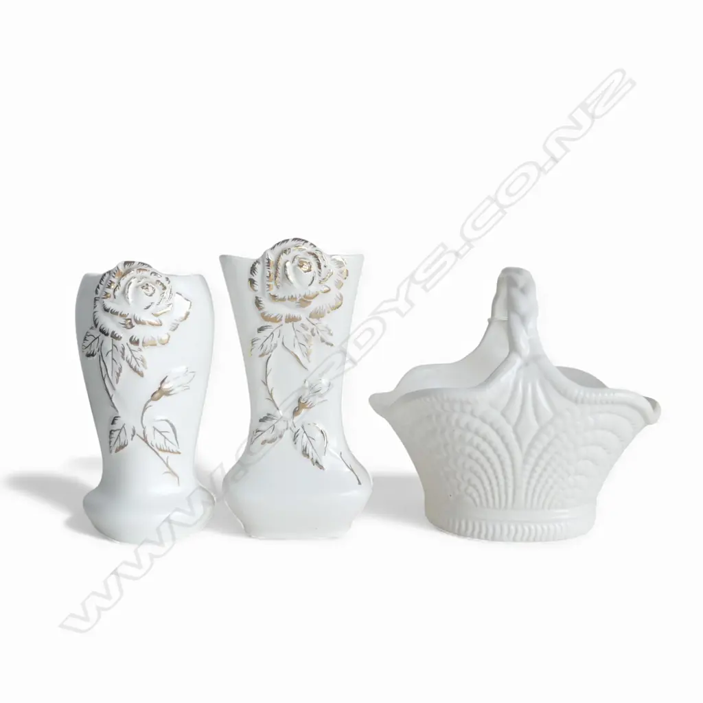 2 R/WINTON GILT ON WHITE VASES 160MM & SHORTER WHITE BASKET VASE Image 1++