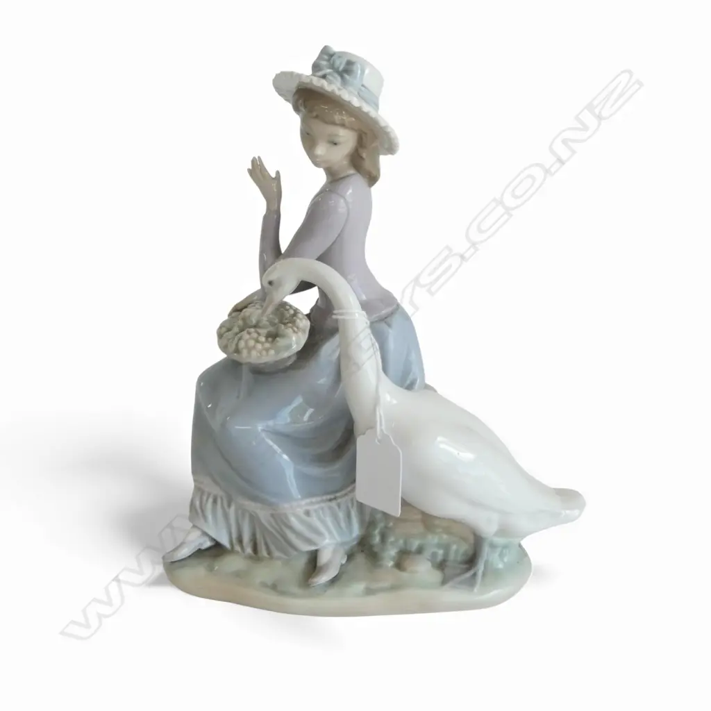 LLADRO WOMAN w. GOOSE H.230mm Image 1++