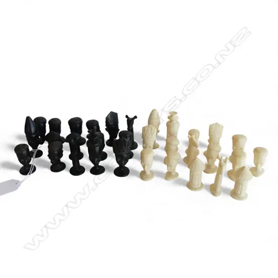 AFRICAN CARVED EBONY & IVORY CHESS SET H.60mm 