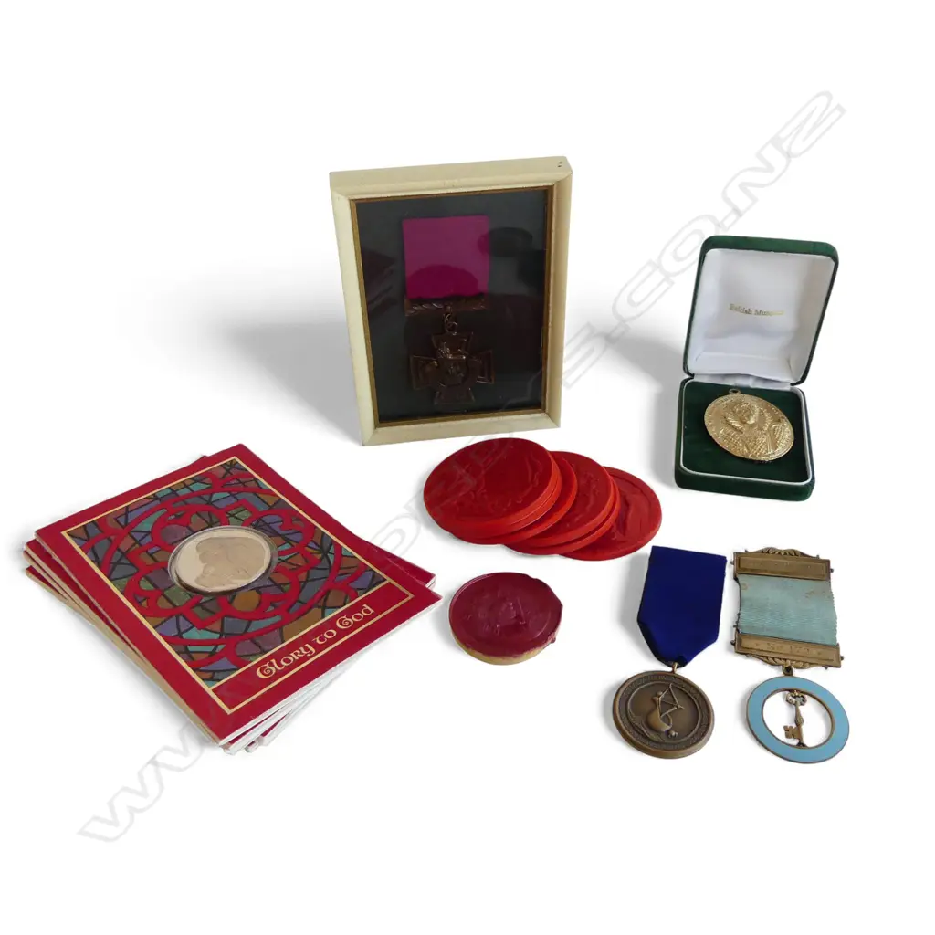 ASST. MEDALS & MEDALLIONS INCL. ELIZABETH I ARMADA PENDANT REPLICA, 7 'GLORY TO GOD' XMAS CARDS, ETC Image 1++