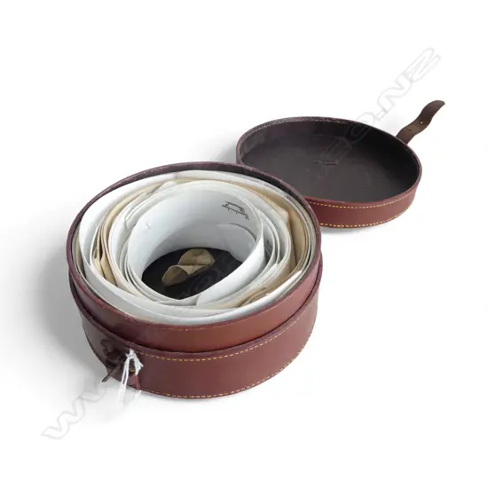 COLLECTION VINTAGE WHITE COLLARS in leather case Dia.175mm