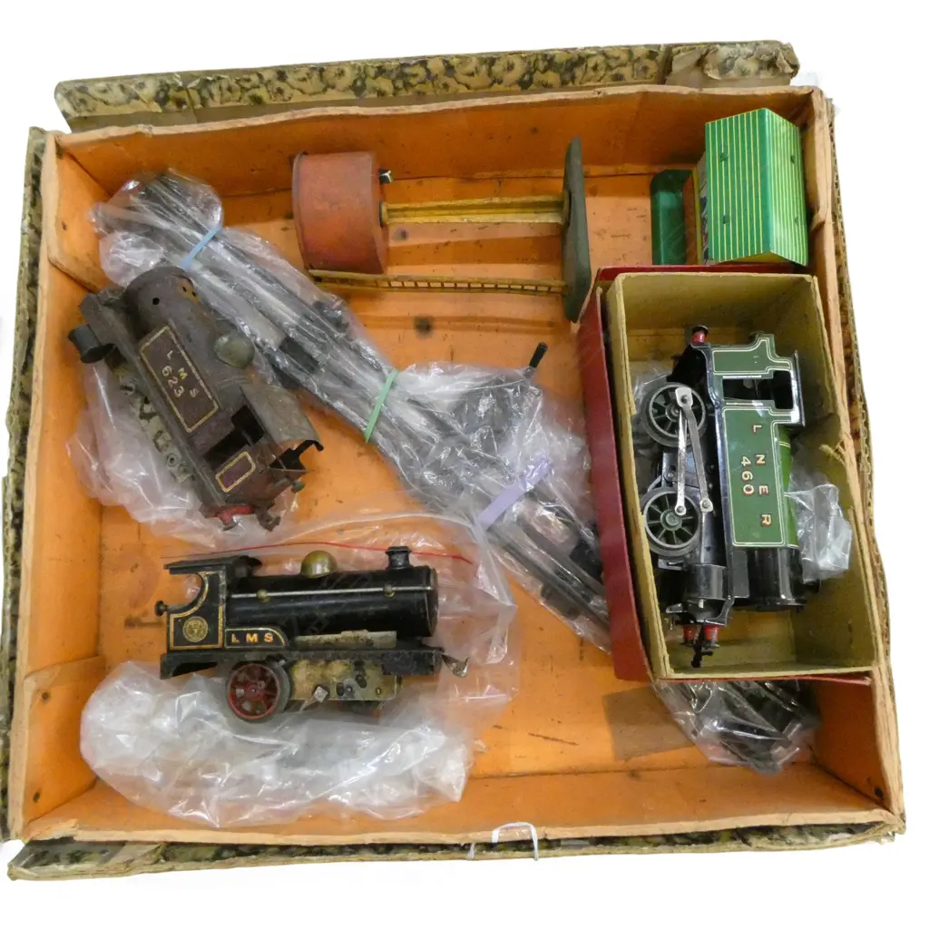 VINTAGE HORNBY BOX 3 ENGINES AF O GAUGE TIN WATER TOWER STATION ETC Image 1++