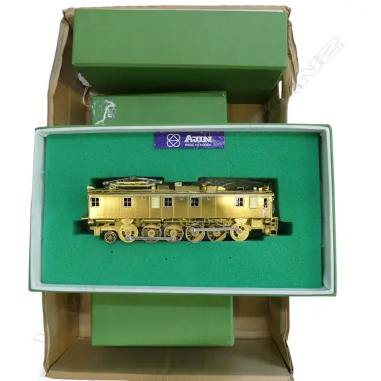 MINT & BOXED OO GAUGE ELECTRIC VIRGINIAN 2 EL 34 CARRIAGES & 1 C1 WOOD CABOOSE