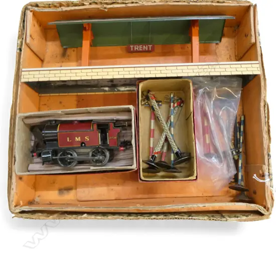 VINTAGE HORNBY BOX O GAUGE ENGINE TIN STATION & SIGNALS