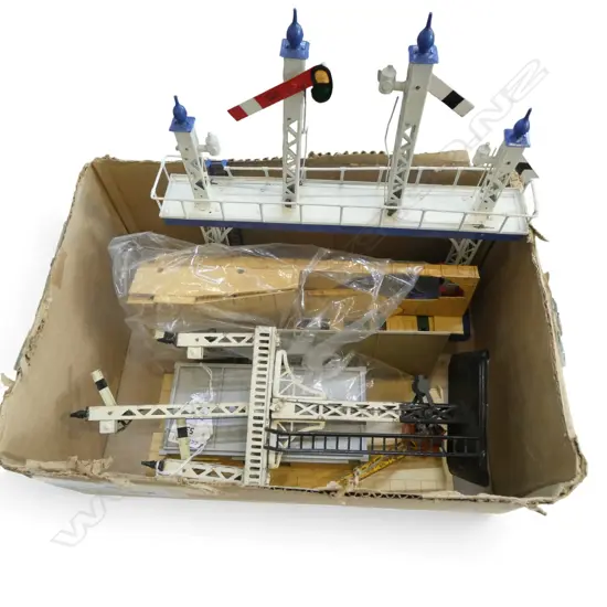 2 VINTAGE METAL TRAIN SIGNALS H360MM & 2 PLASTIC RAILWAY STATIONS