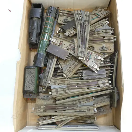 2 HORNBY DUBLO OO GAUGE ENGINE & COLLECTION OF ELECTRIC POINTS