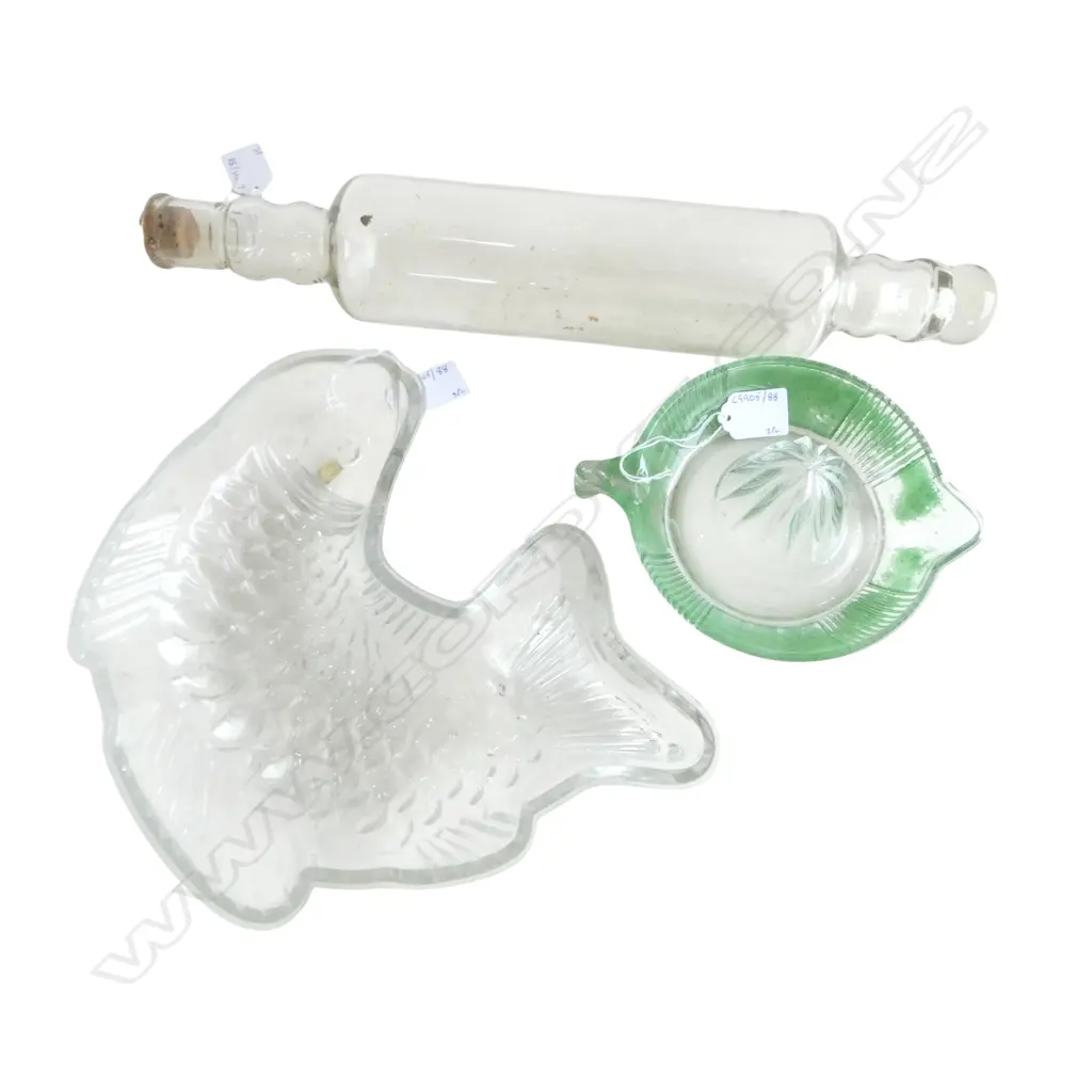 3PCS VINTAGE GLASS KITCHENALIA ROLLING PIN L430 FISH JELLEY MOULD L280MM & LEMON SQUEEZER Image 1++