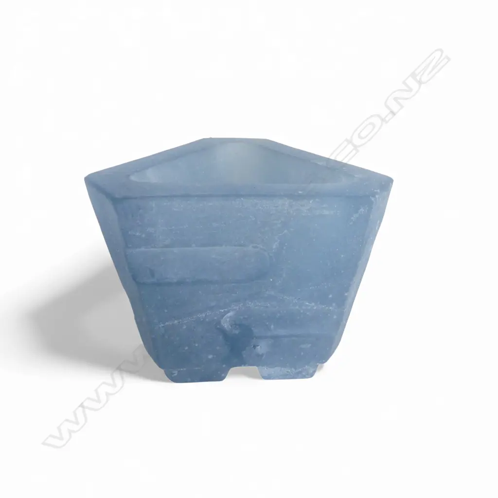 TRIANGULAR CAST GLASS VASE H.125mm 3KG Image 1++