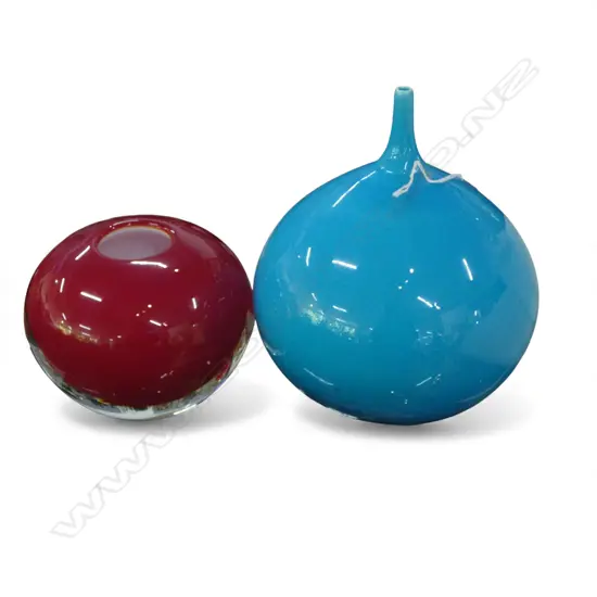 STUDIO POTTERY BLUE ORB VASE H.235mm + RED ART GLASS VASE H.130mm
