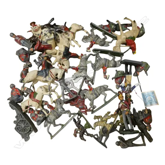 BOX VINTAGE LEAD TOYS: SOLDIERS on horse back etc some wear