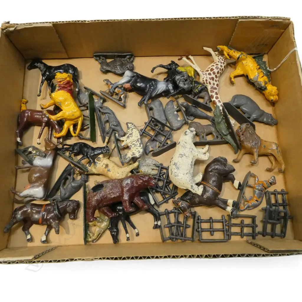 BOX VINTAGE LEAD TOYS: various animals + fences etc  many damaged Image 1++