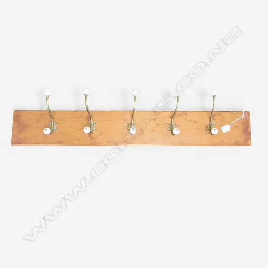 KAURI BOARD WITH 5 PORCELAIN & BRASS COAT HOOKS L1000MM