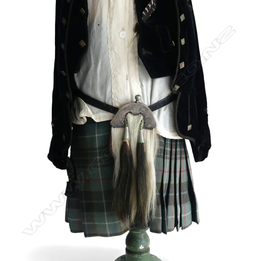 CHILDS MANNEQUIN IN VINTAGE SCOTTISH COSTUME H.1070mm Image 1++