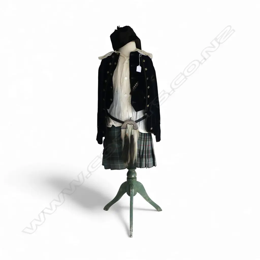CHILDS MANNEQUIN IN VINTAGE SCOTTISH COSTUME H.1070mm Image 1++
