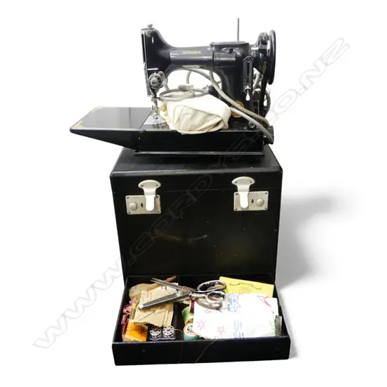 SINGER SEWING MACHINE, BOXED 335x210x300mm