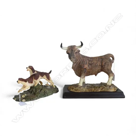 AYNSLEY MASTERCRAFT DOG ORN L230MM & BULL FIGURE ON WOOD BASE L260MM