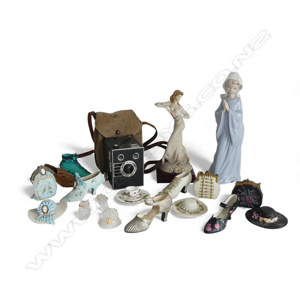NAO PRAYING GIRL H.270mm, ITALIAN RESIN FIGURINE, BOX BROWNIE CAMERA ETC Image 1++