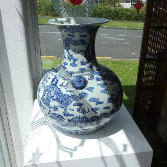 CONTEMPORARY CHINESE VASE ON STAND H1436MM