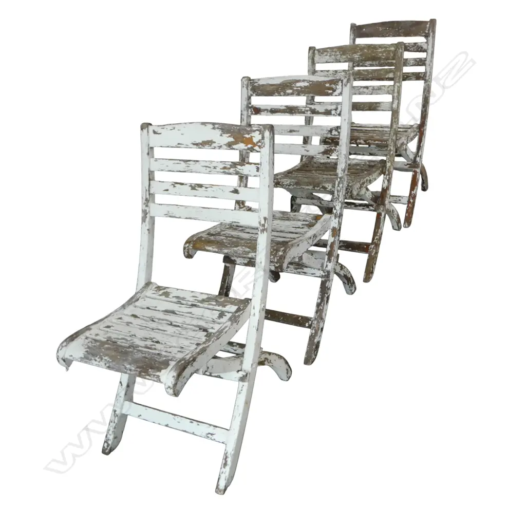 4 WHITE PAINTED FOLDING CHAIRS Image 1++