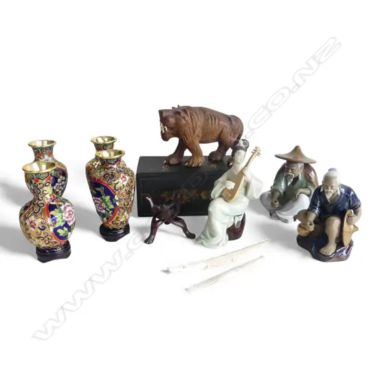 COLLECTION OF 12 ORIENTAL COLLECTABLES CLOISONE CHINESE FIGURES CHINOWSIRY TEACADDY ETC L190MM