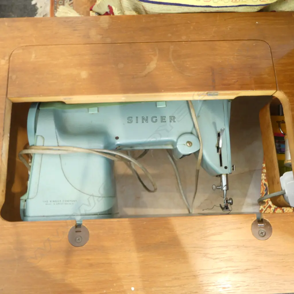 MAHOGANY SINGER SEWING TABLE W.625mm AF Image 1++