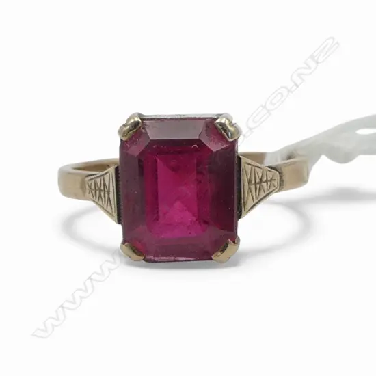 9CT SYN RED STONE RING, 2.7gms SIZE N