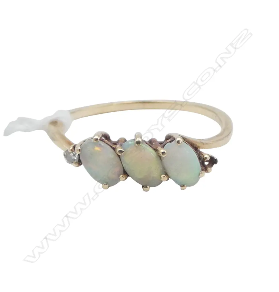 9ct GOLD 7 3 OPAL CABOCHON RING 1 side diamond absent 1.08gms SIZE L Image 1++