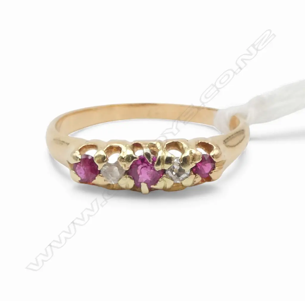 18CT GOLD RUBY AND DIAMOND RING 2.76gms SOME STONE DAMAGE SIZE P Image 1++