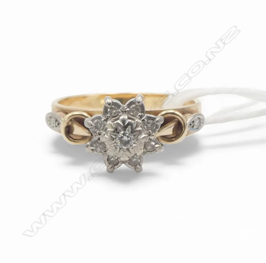 9CT GOLD AND DIAMOND CLUSTER 2.79gms SIZE L Image 1++