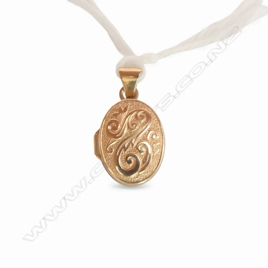 9ct GOLD small scroll engraved LOCKET PENDANT 0.76gms Image 1++