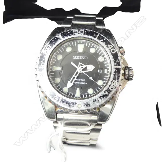 SEIKO KINETIC DIVERS WRISTWATCH; SKA 37191 1N2799 in box with papers