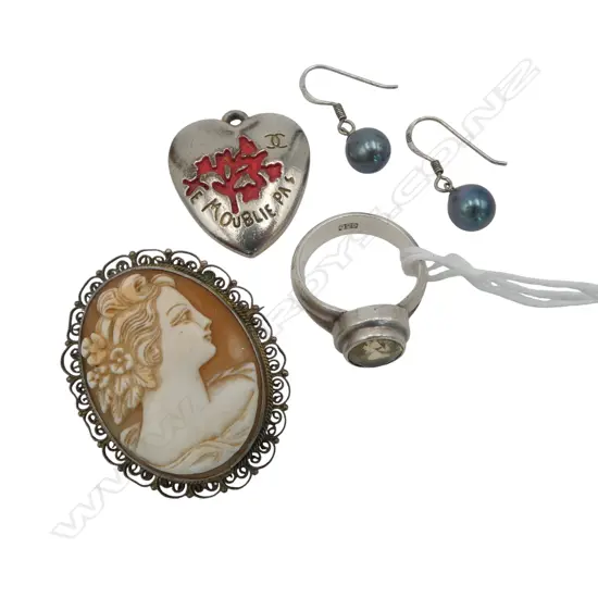 4 PCES JEWELLERY; 'CHANEL' CHARM, 925 RING, CAMEO, PR BLACK PEARL EARRINGS