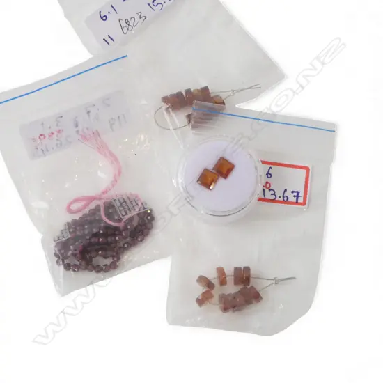 ASST. GARNETS; STRING of BEADS no clasp, L.400mm, PR SQUARE CUT, 2.36ct & 21 ORANGE BEADS