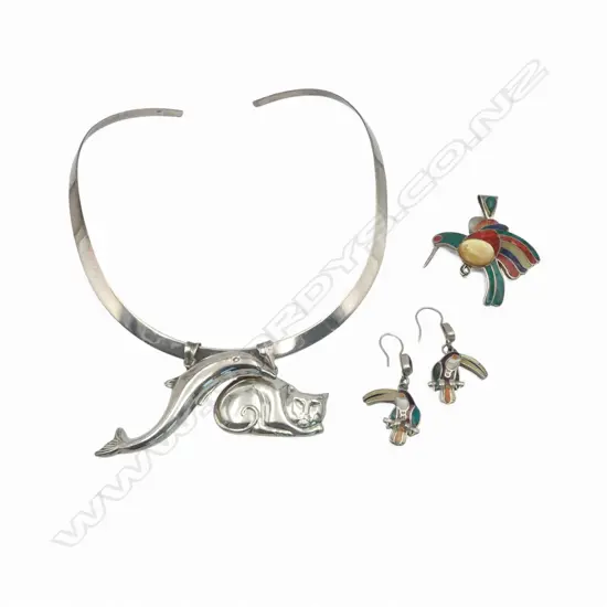 SILVER COLLAR & 3 SILVER PENDANTS AND A PAIR OF EARRINGS