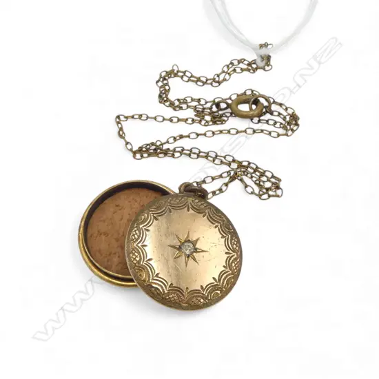 9ct LINED LOCKET w. PASTE DIAMOND ON R/G CHAIN