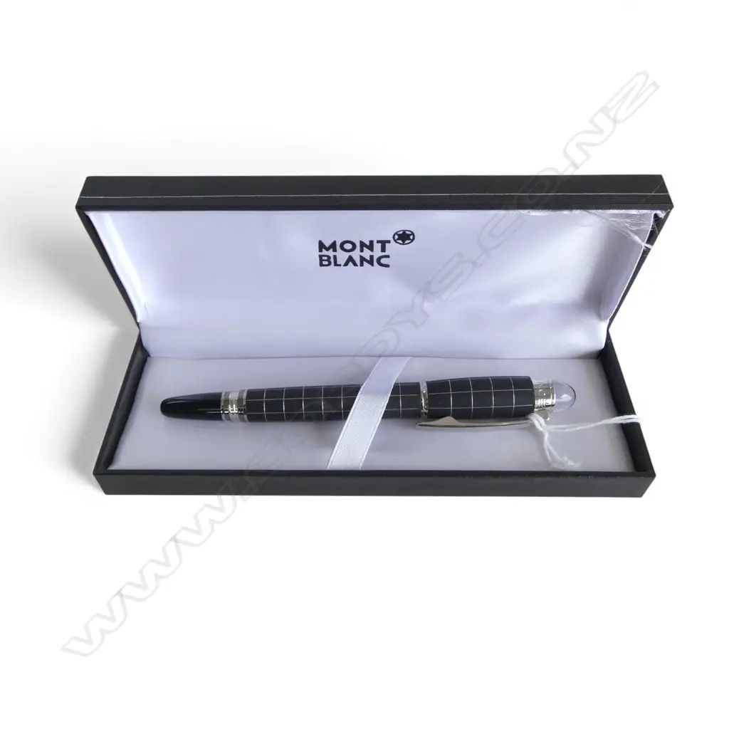 BOXED MONT BLANC FOUNTAIN PEN, serial number NDL 33966L (585. 14ct WG nib) Image 1++
